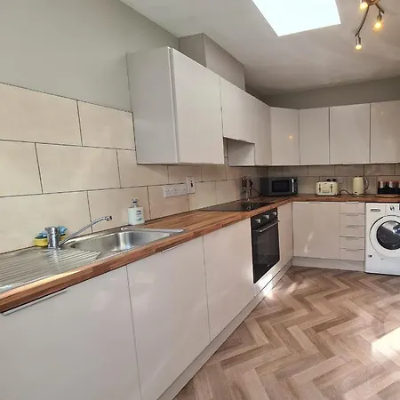 Town Cosy 2 Min Walk To Town Center بيت للعطل كينسالي