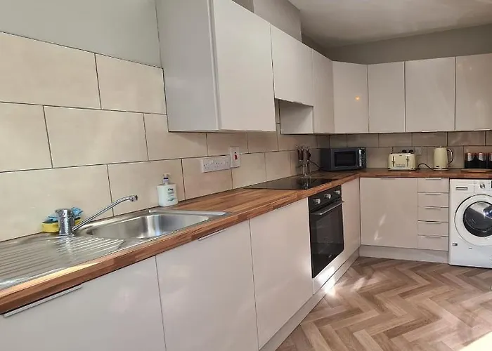 Town Cosy 2 Min Walk To Town Center Дом отдыха Кинсэйл